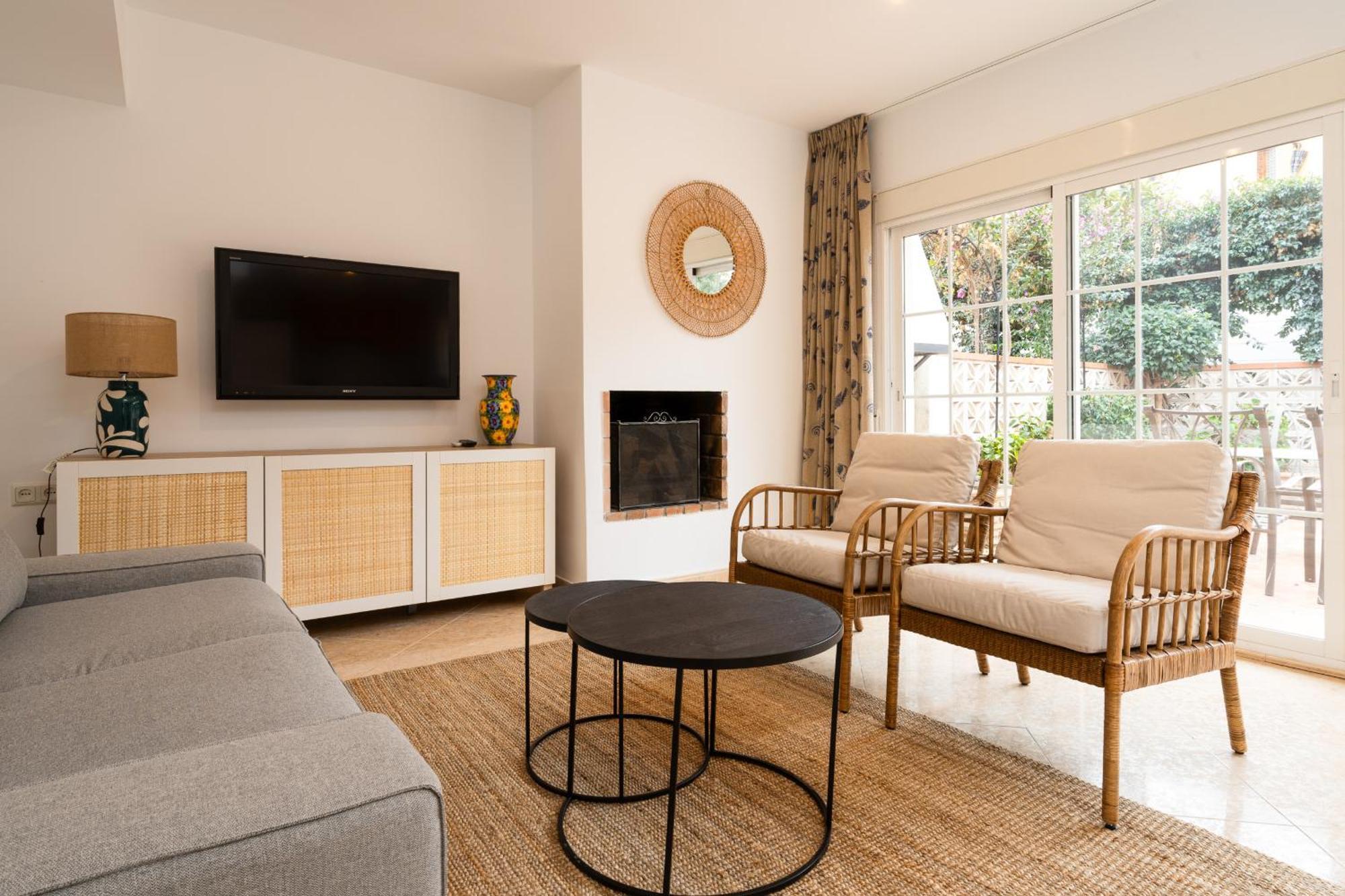 Semesterbostad Charming Two Bedroom House Close To The Sea *